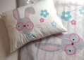 Detské posteľné obliečky pre dievčatá s potlačou malého zajačika na prúžkovanom podklade