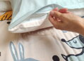 Detské obliečky pre chlapcov s farebnými psíkmi na bavlnenom podklade so zapínaním na zips.