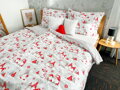 Výrazné bavlnené obliečky s krásnou, vianočnou potlačou zimných trpaslíkov. Obliečky sú vyrobené zo 100% bavlny a vnesú vašej spálni atmosféru domova.
