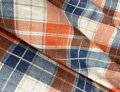 Flanelové obliečky GLASKOW TERRA s potlačou farebného kára v oranžovo modrých tónoch.