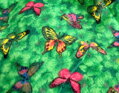 Flanelové obliečky MELÁNIA ZELENÁ s potlačou farebných motýľov na zelených lístkoch.