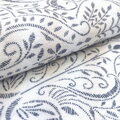 Hrejivé flanelové obliečky s modrým ornamentom na bielom podklade zo 100% bavlny. 