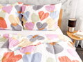 Flanelové obliečky AMOUR s potlačou kreslených lúčnych kvetín v pestrofarebnom prevedení dodajú spálni eleganciu, pohodlie a príjemnú atmosféru.