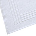 Kúpeľňová predložka bielej farby zo 100% bavlny, vhodná pre hotelový sektor.