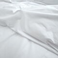 Biele perkalové obliečky pre hotely a ubytovacie zariadenia.