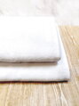 Mäkučká biela bavlnená osuška s jednnoduchým čistým dizajnom a nízkou slučkou z počesaných bavlnených priadzí LUX. 