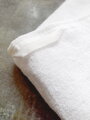 Mäkučká biela bavlnená osuška s jednnoduchým čistým dizajnom a nízkou slučkou z počesaných bavlnených priadzí LUX. 