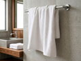 Elegantný biely uterák v balení po 10 kusov, z prémiovej froté pleteniny s nízkou slučkou, vhodný pre ubytovacie zariadenia. 100% česaná bavlna LUX a čistý dizajn sú zárukou úspechu.