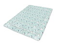 Bavlnená hracia podložky pre deti a bábätká s mäkkučkou výplňou z dutých polyesterových vlákien a potlačou zvedavých tučniakov na svetlo modrom podklade.