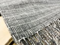Hrejivá deka z ovčej vlny v sivej farbe.  Vlnená deka s drobným vzorovaním vo veľkosti 140 x 200 cm. Mäkká deka, ktorú si zaručene zamilujete. Garancia vrátenia peňazí.