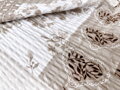 Krepové obliečky s jemným romantickým motívom so srdiečkami a patchwork dizajnom v bielo-hnedom prevedení.