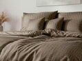 Makodamaškové obliečky z jemnej mako bavlny s vytkaným žakárovým vzorom hnedej farby. Luxusný vzhľad, vysoká priedušnosť a maximálne pohodlie na každý deň.