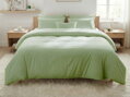 Obliečky v jednofarebnom prevedení pastelovo zelenej farby. Obliečky na posteľ z bavlneného makosaténu so zapínaním na zips.