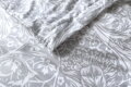 Luxusné biele makosaténové obliečky Cannes sivá s jemnou rastlinnou potlačou, príjemné, priedušné a odolné. Set 2×70×90cm a 2×140×200cm.