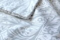 Luxusné biele makosaténové obliečky Cannes biela s jemnou rastlinnou potlačou, príjemné, priedušné a odolné. Set 2×70×90cm a 2×140×200cm.