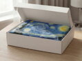 Obliečky s potlačou jednej z najznámejších malieb STARRY NIGHT - Hviezda noc od Vincenta van Gogha, si Vás podmaní zmyselným dizajnom a dokonale hebkým materiálom.