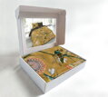 Makosaténové obliečky JURDIN MUSTARD s potlačou exotických vtákov na zlatistom pozadí v darčekovej krabičke.