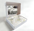 Makosaténové obliečky s motívom tropických pralesov na bielom podklade v darčekovej krabičke.