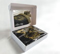 Makosaténové obliečky s potlačou zlatého tigra na čiernom podklade v darčekovom balení.