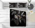 Obliečky s exotickým vzorom listov na čiernom podklade. Obliečky sú vyrobené zo špičkového bavlneného makosaténu, ktorý je jemný ako pavučinka a v kombinácii s vysoko-kvalitnou digitálnou tlačou tvorí obliečky, ktoré si zamilujete. 
