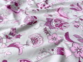 Bavlnené obliečky s motívom fialových rastliniek na jemnučkom sivastom podklade.