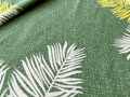 Bavlnené obliečky s potlačou bielo-žltých listov paprade na smaragdovo zelenom podklade.