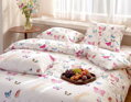 Bavlnené obliečky z tradičnej ružomberskej textilky. Bavlnené obliečky s potlačou motýľov v ružových a fialových tónoch na snehobielom podklade so zapínaním na gombíky.