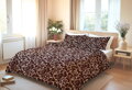 Bavlnené obliečky Dudince s elegantným ornamentálnym vzorom v tmavo hnedej farbe dodajú vašej spálni šarm a štýl. Vyrobené zo 100% bavlny, zaručujú maximálne pohodlie.
