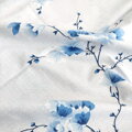 Obliečky Mária Modrá s romantickým motívom kvetov v modrých farebných odtieňoch. 