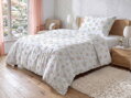 Bavlnené obliečky s jemnou potlačou lúčnych kvietkov a motýľov na bielom podklade. V praktickom rozmere a ešte praktickejším zapínaním na zips Vám uľahčí prácu.