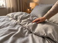Hebučké obliečky z mikroflanelu s herringbone vzorom v svetlo sivej farbe – ultra ľahké, hrejivé a štýlové. Pre teplo, pohodlie a útulnú atmosféru doma či na chate.