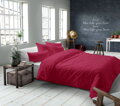  Jednofarebné posteľné obliečky zo 100 % bavlneného saténu v sýtej malinovej farbe.