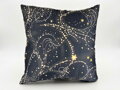 Makosaténová obliečka na vankúšik zo 100% bavlny s nádherným motívom hviezd na čiernom podklade. Vyrobené v textilke Áčko Ružomberok.