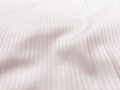 Elegantné damaškové obliečky na vankúšik s 2 mm pásikom v svetlo ružovej farbe. Obliečky s praktickým zapínaním na zips sa skvele hodia k našim damaškovým obliečkam.