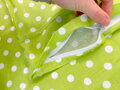 Bavlnené obliečky sviežej zelenej farby s jemnými bielymi bodkami a praktickým zapínaním na zips.