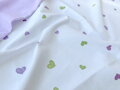 Srdiečkové obliečkjy z mäkkej renforce bavlny s potlačou fialovo-zelených srdiečok na sneho bielom podklade so zapínaním na zips.