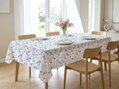 Elegantný obrus s teflónovou úpravou s nádhernou kvetinovou potlačou a odolnosťou voči zašpineniu a vyblednutiu. 