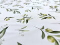 Elegantný obrus s teflónovou úpravou s nádhernou potlačou olivových listov a odolnosťou voči zašpineniu a vyblednutiu. 