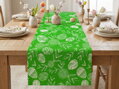 Veľkonočná štóla 50×160 cm zo 100 % bavlny s jarným vzorom vajíčok a kvetov na zelenom podklade. Štýlová a praktická dekorácia, ktorá oživí váš sviatočný stôl.