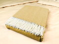 Hrejivá deka z ovčej vlny v horčicovo žltej farbe. Vlnená deka s drobným vzorom rybej kosti vo veľkosti 140 x 200 cm. Mäkká deka, ktorú si zaručene zamilujete.