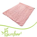 Letný paplón Bamboo Labyrint Tea Rose s bielymi geometrickými tvarmi na lososovom podklade.