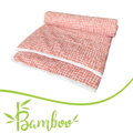 Letný paplón Bamboo Labyrint Tea Rose s bielymi geometrickými tvarmi na lososovom podklade.