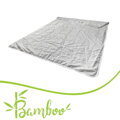 Sivý paplón Bamboo Labyrint Grey s geometrickou bielou potlačou na sivom podklade.