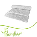 Letný paplón Bamboo Labyrint Grey s bielou geometrickou potlačou na sivom podklade.