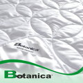 Ultra tenký predĺžený letný paplón Botanica s prírodnou náplňou Tencel, ktorá dokonale odvádza vlhkosť a aje prirodzene antibakteriálna. Povrchovú látku paplóny tvorí jemný bavlnený perkal s príjemne chladivým povrchom.