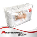 Antibakteriálny vankúš METALLIC White a metalickou striebornou potlačou na bielom podklade..