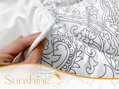 Ľahký letný paplón SUNSHINE zdobí jemná sivá ornamentálna potlač s kvetinovými a paisley motívmi, hebkým mikrovláknom a výplňou 500 g. Vhodný aj ako prehoz či plážová deka.