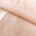 Jemné pastelové obliečky s potlačou bielych prúžkov na lososovom podklade s praktickým zipsovým uzáverom. 