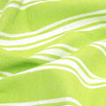 Bavlnená plážová osuška v praktickej taštičke limetkovej farby.