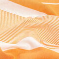 Bavlnená plážová osuška v praktickej taštičke oranžovej farby.